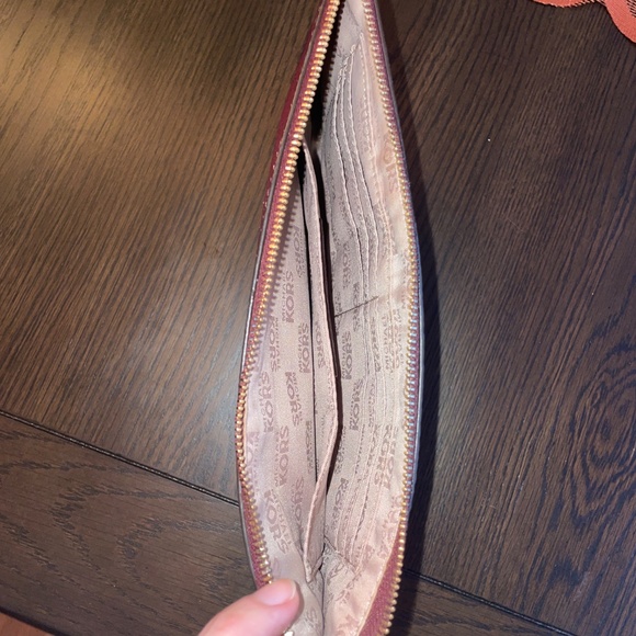 Burgundy Michael Kors clutch - Picture 3 of 5